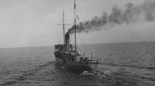  Kanonierka ORP "Komendant Piłsudski" na morzu.  