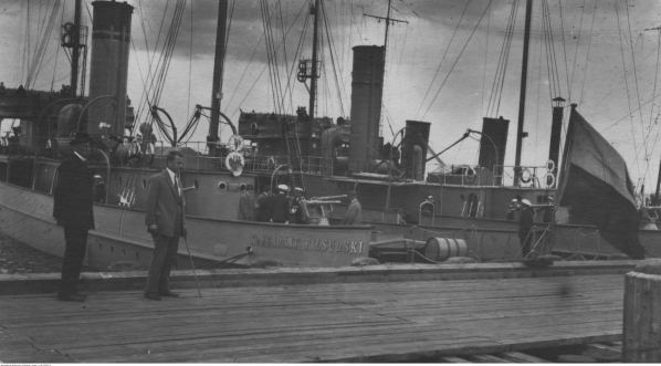  Kanonierka ORP "Komendant Piłsudski" zacumowana przy nadbrzeżu.  