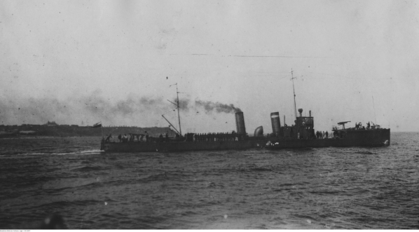  Torpedowiec ORP "Mazur" opuszcza port w drodze do Skandynawii we wrześniu 1927 roku.  