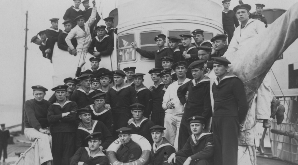  Załoga torpedowca ORP "Mazur" na pokładzie.  