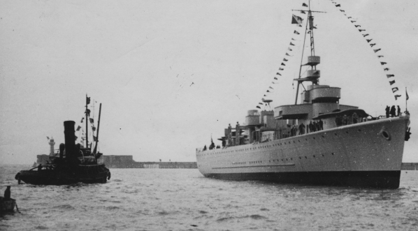  Stawiacz min ORP "Gryf" po zwodowaniu w Le Havre w listopadzie 1936 roku.  