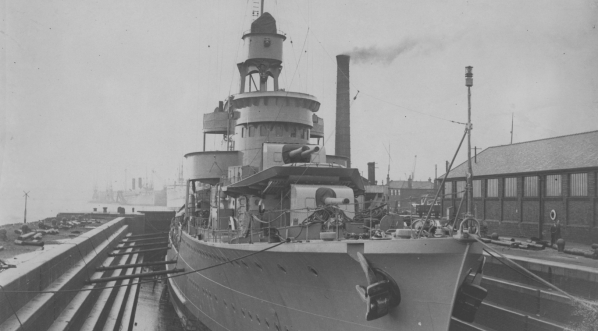  Niszczyciel ORP "Błyskawica" w doku wykończeniowym w Southampton w listopadzie 1937 roku.  