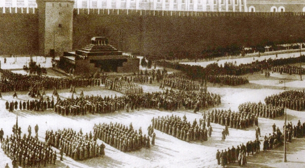  "Rewja wojskowa na Czerwonym Placu przed Mauzoleum Lenina w Moskwie".  