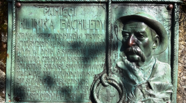  Tablica pamięci Klimka Bachledy na Tatrzańskim Cmentarzu Symbolicznym.  