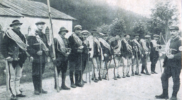  "Straż Ratunkowa w Kuźnicach przed wymarszem na ćwiczenia w góry."  