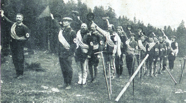  "Ćwiczenia Straży Ratunkowej w sygnalizacji wzrokowej; "sygnał pierwszy"."  