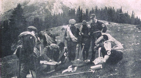  "Ćwiczenia Straży Ratunkowej. Opatrywanie rannego."  