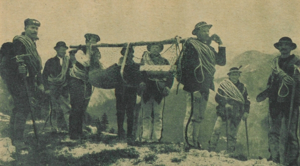  "Ćwiczenia Straży Ratunkowej. Przenoszenie rannego."  