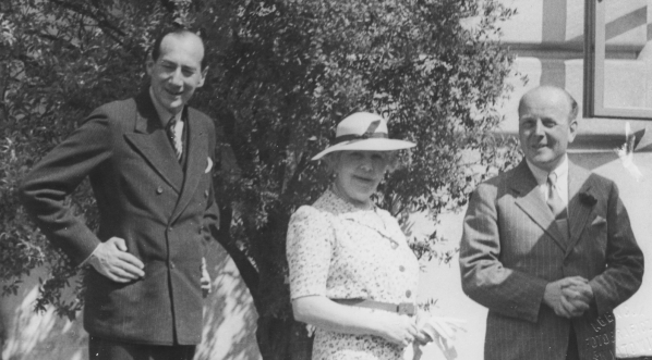  Alfred Potocki, IV Ordynat Łańcucki (z prawej), z matką Elżbietą Potocką i ministrem spraw zagranicznych Józefem Beckiem w ogrodzie przed zamkiem łańcuckim w sierpniu 1937 roku.  