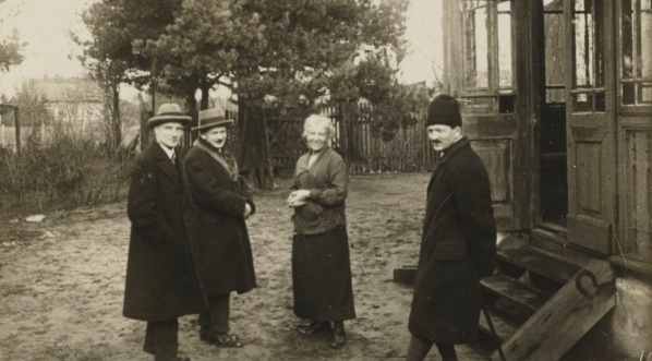  Wacław Borowy z kilkoma osobami w Milanówku.  