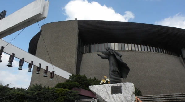  Pomnik papieża Jana Pawła II przed Arką Pana w Nowej Hucie.  