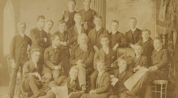  Wojciech Gerson z uczniami.  