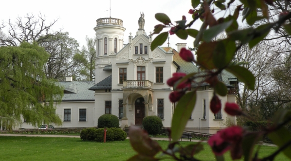  Pałacyk Henryka Sienkiewicza w Oblęgorku, w którym znajduje się obecnie poświęcone pisarzowi muzeum.  