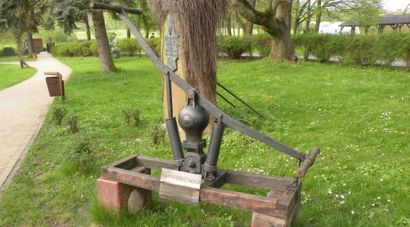  Pompa strażacka, która należała do Henryka Sienkiewicza, ustawiona przed  muzeum  pisarza w Oblęgorku.  