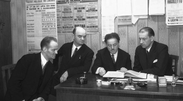  Kierownictwo opery w Teatrze im. Juliusza Słowackiego w Krakowie w 1935 roku.  