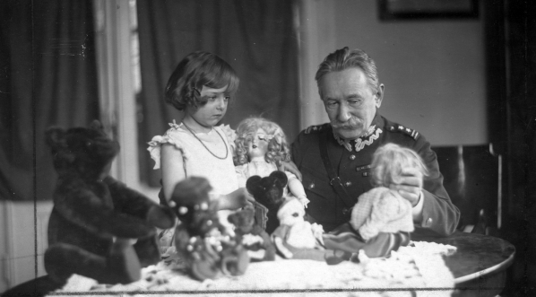  Artur Oppman podczas zabawy z wnuczką.  