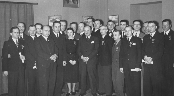  Dekoracja pracowników PLL LOT Krzyżami Zasługi w 1939 roku.  