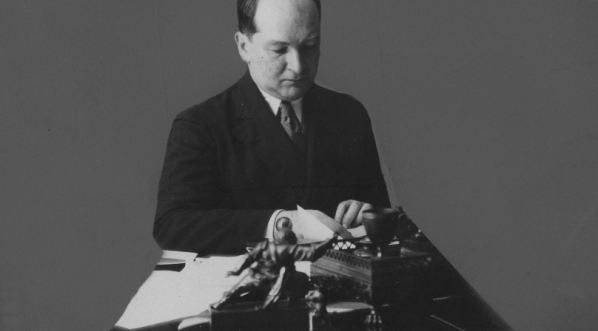  Władysław Mazurkiewicz - poseł nadzwyczajny i minister pełnomocny Polski w Argentynie podczas pracy w swoim gabinecie.  