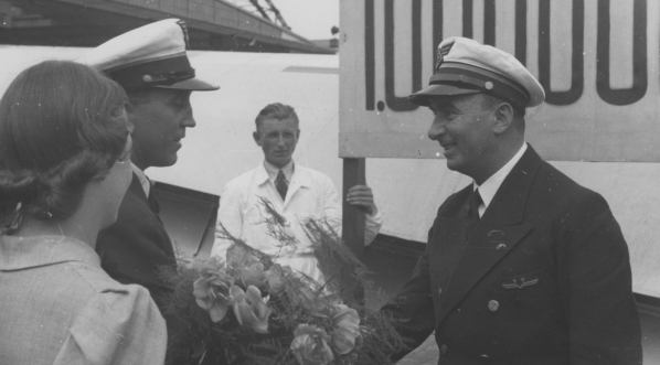  Uroczystość na lotnisku Okęcie z okazji osiągnięcia przez pilota PLL LOT Ludwika Tokarczyka 1000000 km w służbie lotnictwa komunikacyjnego, 9.07.1939 r.  