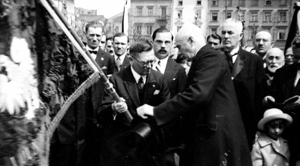  Uroczystość poświęcenia sztandaru Legii Inwalidów Wojennych RP im. gen. Józefa Sowińskiego w Krakowie w 1931 roku.  
