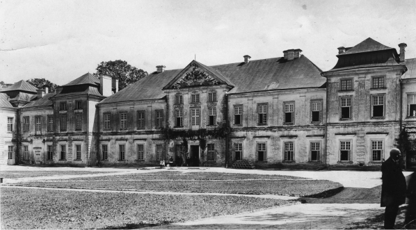  Pałac książąt Wiśniowieckich w Wiśniowcu.  