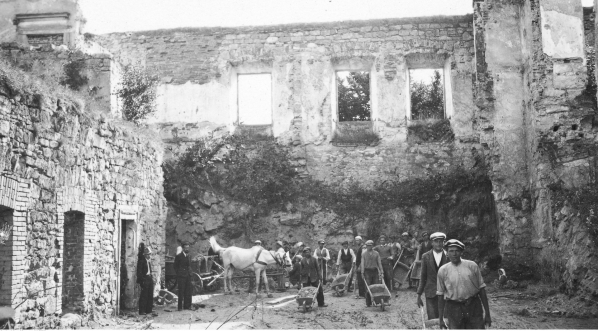  Odbudowa ruin zamku książąt Wiśniowieckich w Zbarażu przez Związek Oficerów Rezerwy RP w 1935 roku.  