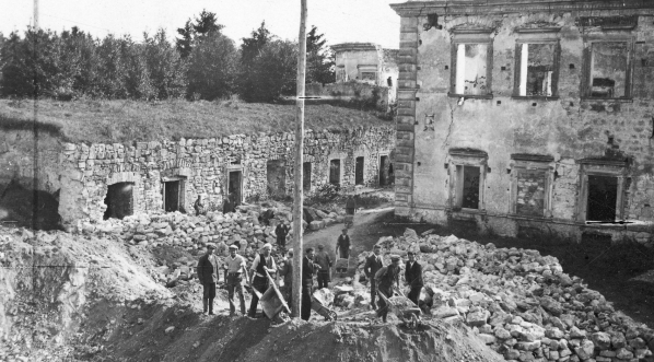  Odbudowa ruin zamku książąt Wiśniowieckich w Zbarażu przez Związek Oficerów Rezerwy RP.  