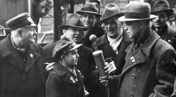  Zbiórka pieniędzy w Warszawie na rzecz pomocy bezrobotnym pod hasłem "święcone dla dzieci bezrobotnych" w kwietniu 1938 roku.  