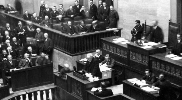  Plenarne posiedzenie Sejmu w 1932 roku w czasie, którego opozycja uzasadniła wniosek o uchwalenie votum nieufności dla rządu w związku z procesem brzeskim 20.01.1932 r.  