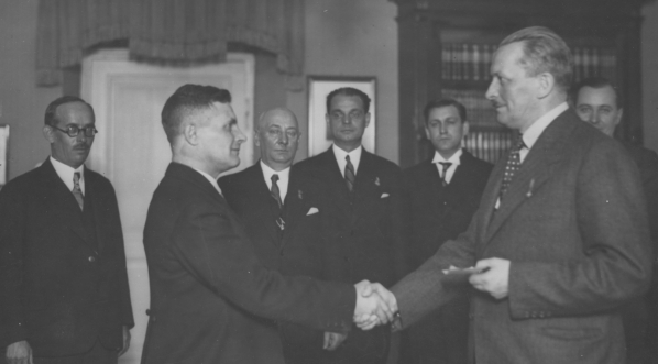  Delegacja miasta Poznania wręcza wojewodzie Arturowi Maruszewskiemu czek na pierwszą połowę zadeklarowanej sumy 100000 zł, na Fundusz Obrony Narodowej w lipcu 1936 roku.  