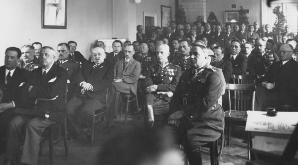  Wręczenie medali pamiątkowych Ligi Obrony Powietrznej i Przeciwgazowej w marcu 1935 roku.  