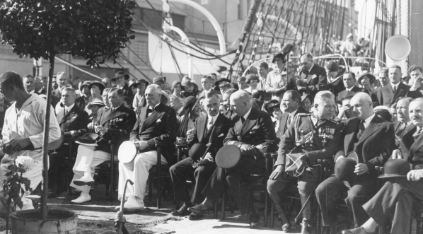  Uroczystość w Gdyni z okazji wypłynięcia statku szkolnego "Dar Pomorza" w rejs dookoła świata 16.09.1934 r.  