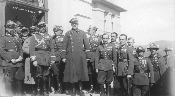  Gen. dyw. Stanisław Wróblewski w otoczeniu wyższych oficerów 21.04.1929 r.  