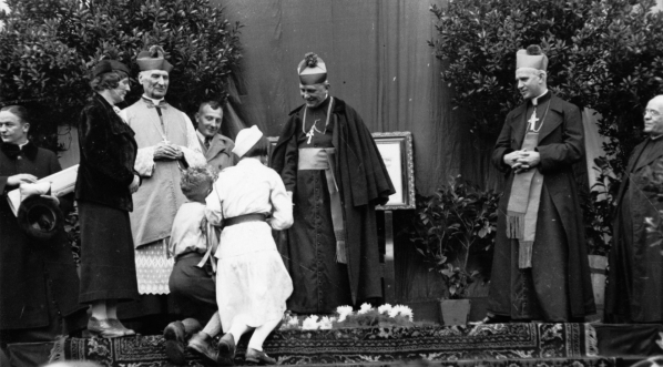  Uroczystości z okazji dziesiątej rocznicy podniesienia do godności arcybiskupa metropolity wileńskiego Romualda Jałbrzykowskiego w czerwcu 1936 roku.  