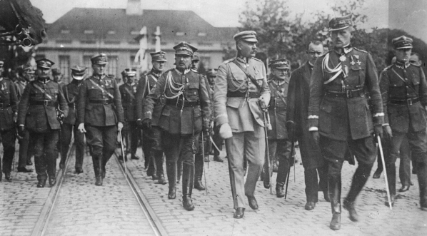  Józef Piłsudski z oficerami Wojska Polskiego.  