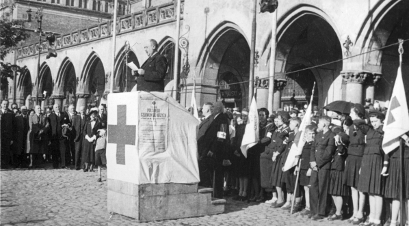  Inauguracja obchodów Tygodnia Polskiego Czerwonego Krzyża w Krakowie 1.06.1938 r.  