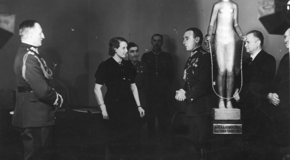  Wręczenie lekkoatletce Jadwidze Wajs Wielkiej Honorowej Nagrody Sportowej w Państwowym Urzędzie Wychowania Fizycznego w Warszawie w marcu 1937 roku.  