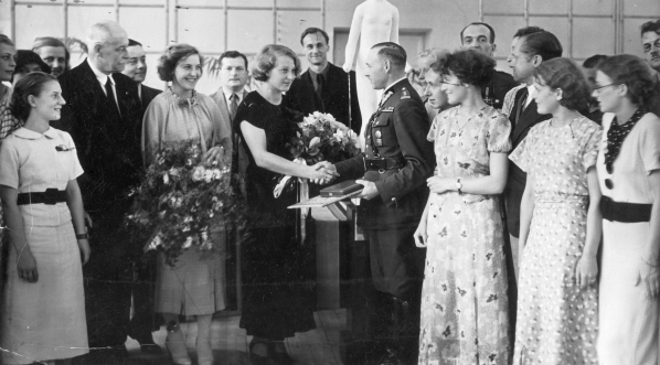  Wręczenie lekkoatletce Jadwidze Wajs Wielkiej Honorowej Nagrody Sportowej w Centralnym Instytucie Wychowania Fizycznego w Warszawie 2.07.1935 r.  