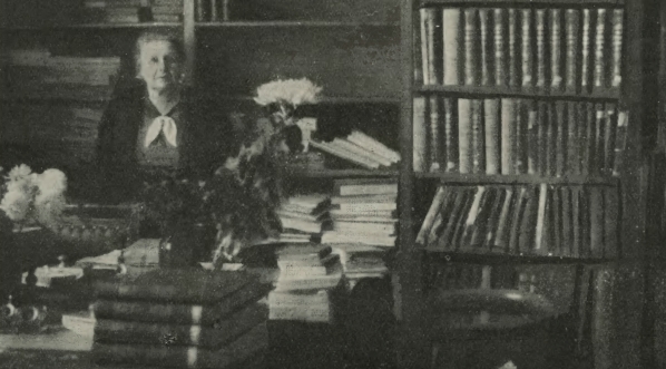  Wiktoria Muklanowicz w pracowni działu zasadniczego Bibl. Publ. m. st. Warszawy w roku 1938.  