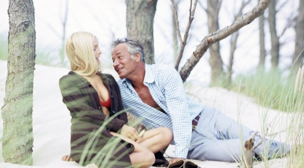  Barbara Brylska i Stanisław Zaczyk w filmie Konstantego Ciciszwilego "Patrząc pod słońce" z 1971 roku.  