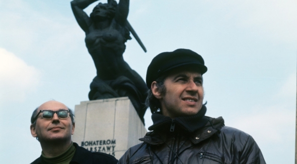  Reżyser Jerzy Stefan Stawiński i operator Janusz Pawłowski podczas realizacji filmu "Godzina szczytu" w 1973 roku.  