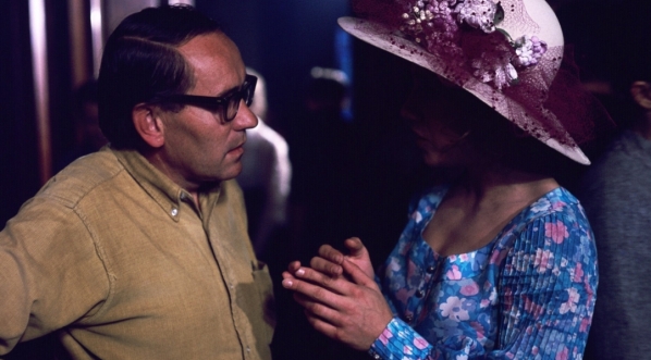  Reżyser Tadeusz Konwicki z aktorką Mają Komorowską podczas kręcenia filmu "Jak daleko stąd, jak blisko" z 1972 roku.  