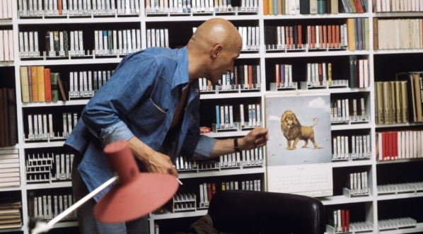  Witold Leszczyński w trakcie kręcenia filmu "Rekolekcje" z 1977 roku.  