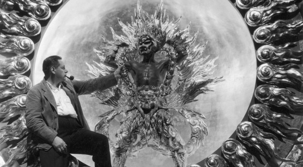  Reżyser Ryszard Bolesławski przy jednej z dekoracji do filmu produkcji amerykańskiej "Malowana zasłona  