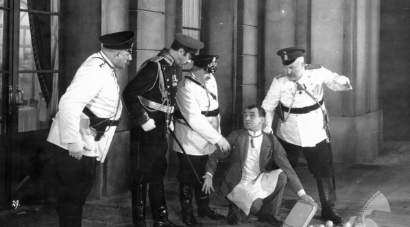  Scena z filmu Michała Waszyńskiego "Antek policmajster" z 1935 roku.  