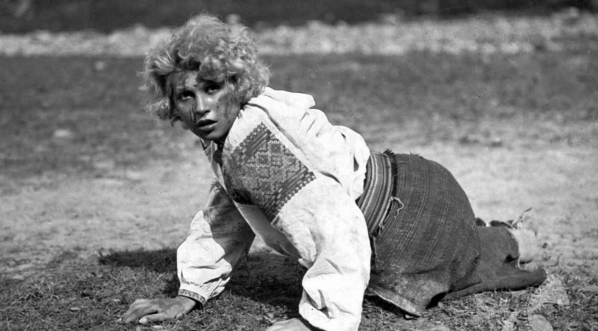  Ina Benita w filmie Jana Nowiny-Przybylskiego "Przybłęda" z 1933 roku.  