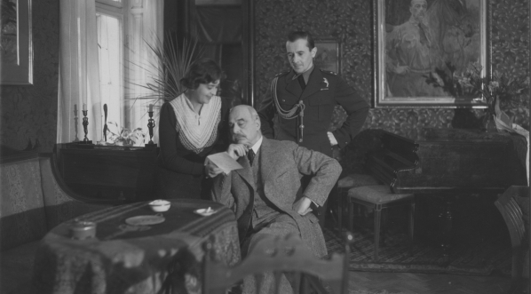  Wojciech Kossak z córką Magdaleną Samozwaniec i z mężem drugiej córki Marii Stefanem Jerzym Jasnorzewskim, w salonie swojej willi.  