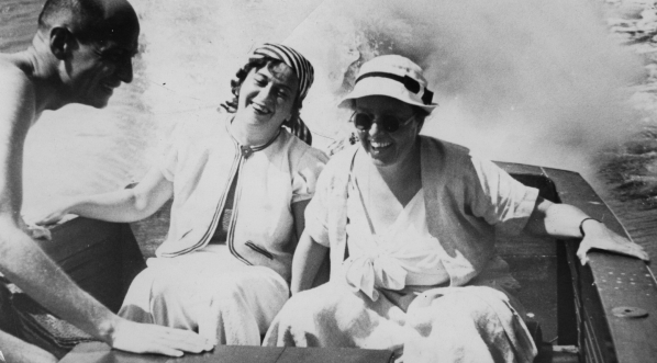  Magdalena Samozwaniec (w środku) w towarzystwie Zendbaugowej i redaktora A. Krasickiego podczas przejażdżki łodzią w lipcu 1937 roku.  