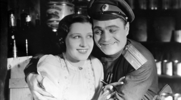  Helena Grossówna i Adolf Dymsza w filmie Michała Waszyńskiego "Dodek na froncie" z 1936 roku.  