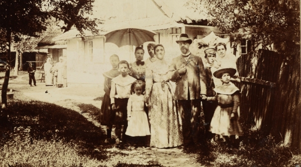 Portret rodziny Konrada Prószyńskiego w ogrodzie w Mrozach.  